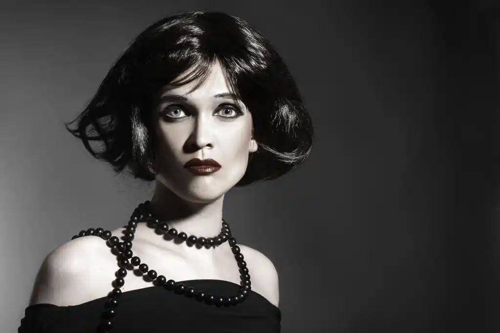 黑发女人黑色的头发样式