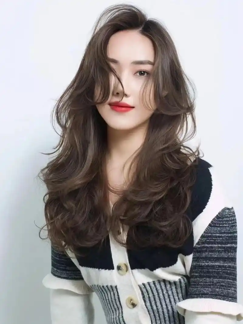 云朵卷的特征是发尾比较随意,看起来毫无刻意感,而且 - 抖音