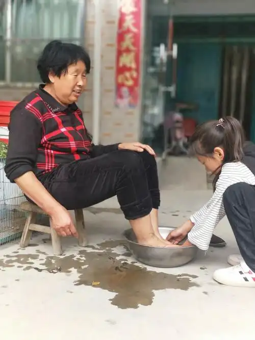 给奶奶洗脚