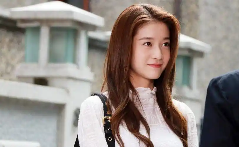 6岁去剧组探班姐姐,却意外被导演相中进圈,如今23岁比姐姐还红_张雪迎