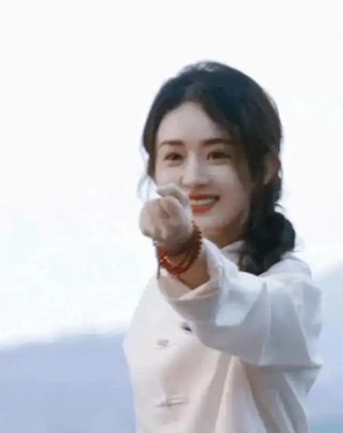 赵丽颖练八段锦让我们又见到了拼命三娘的另一面