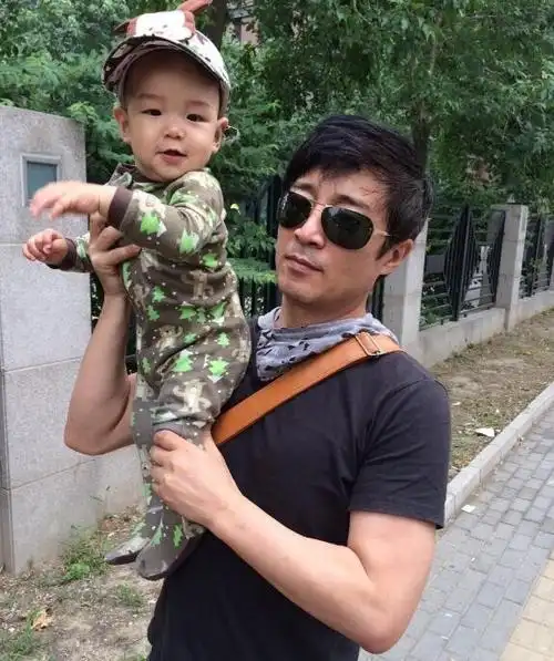 何中华亲子合照