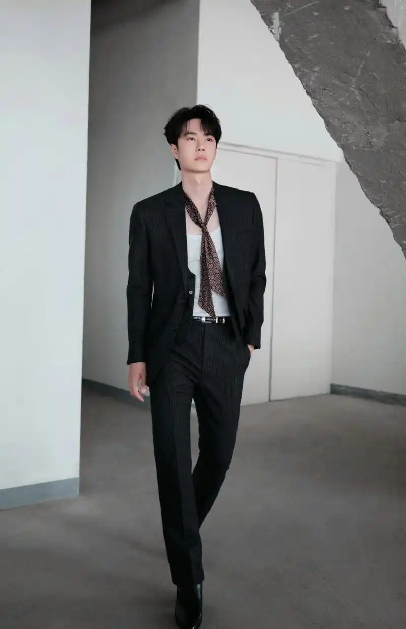 王一博# #王一博黑西装花领带# 王总出山必然炸裂全场 太帅了