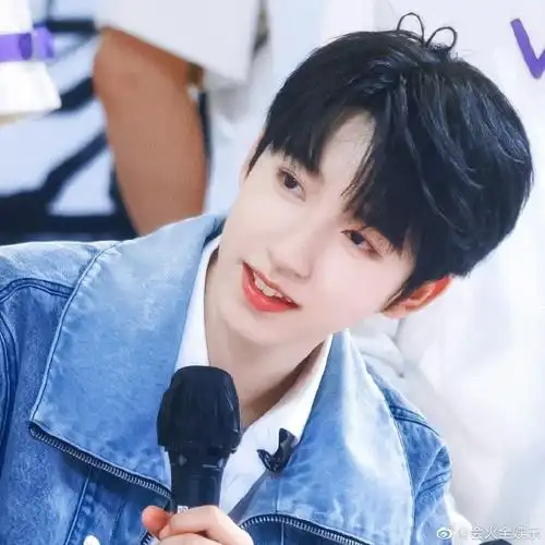 贺峻霖头发上有个爱心