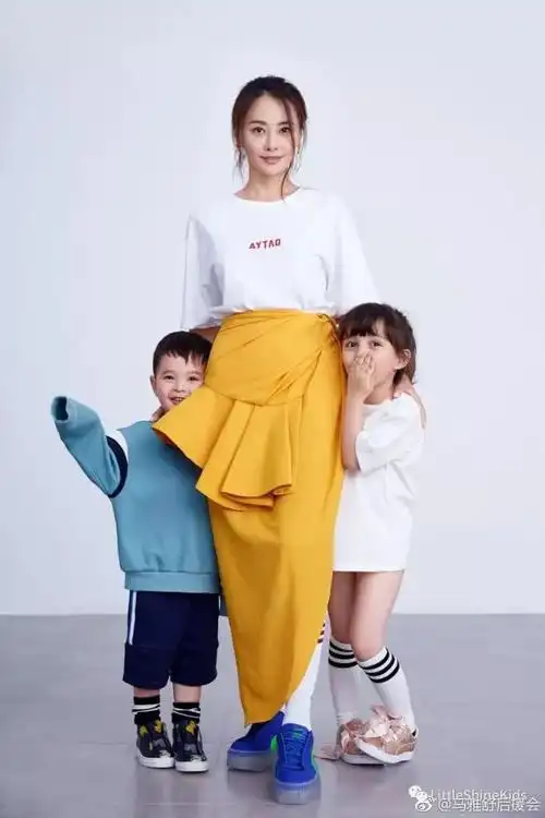 对儿女一个5岁,一个3岁,有着混血血统的他们,颜值长得都很高,可爱至极