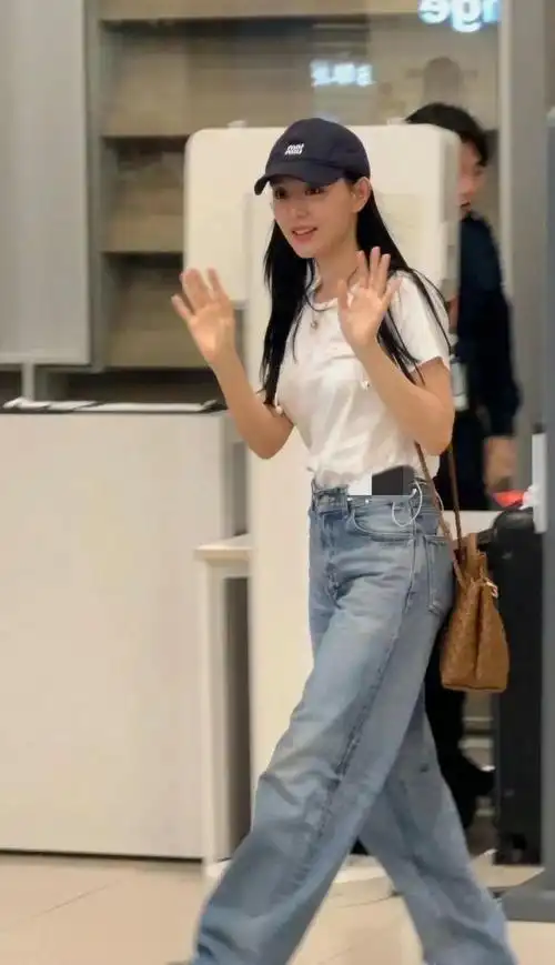 《眼泪女王》金智媛白t 牛仔裤1万3,原来白t牛仔裤可以这么贵