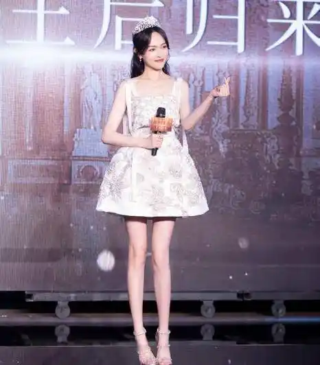 原创唐嫣出席发布会穿挂脖装肩膀瘦得只剩骨头a4腰羡慕不来
