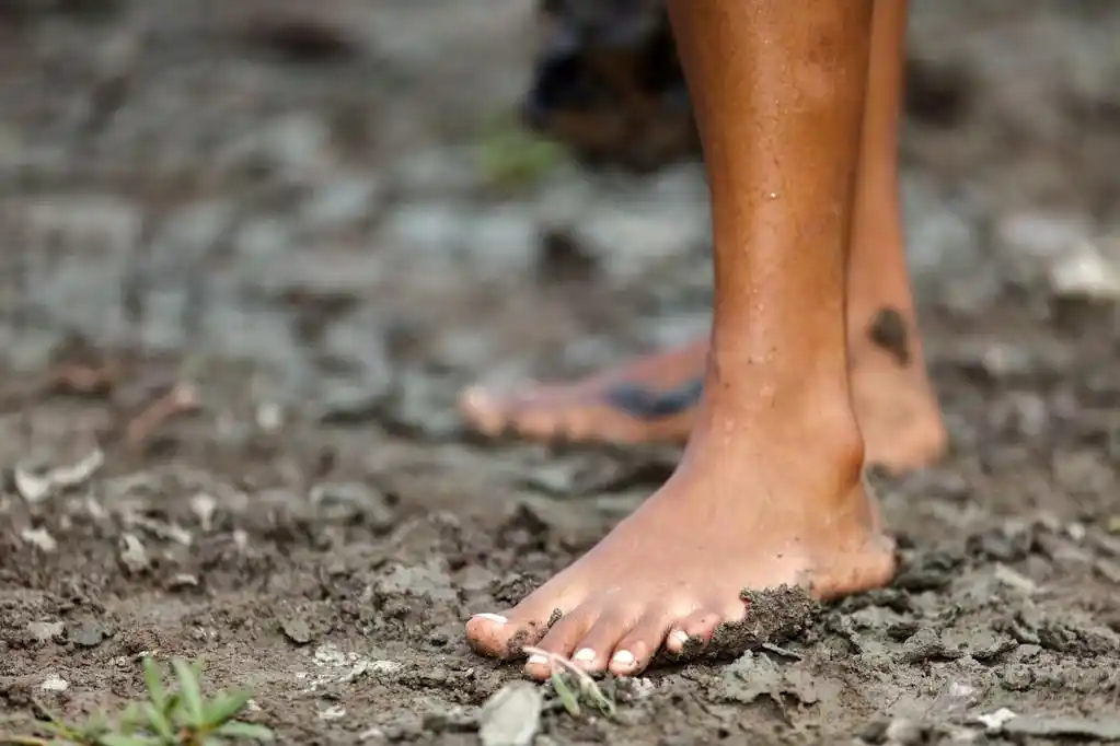 狂野的女人脚,狂野的女人脚上泥