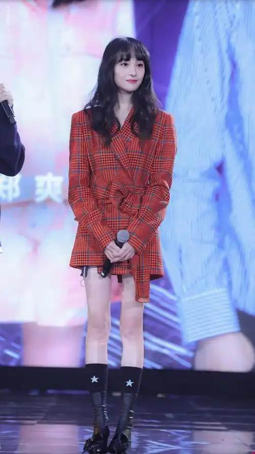 郑爽麻花辫 蓝色纱裙甜度爆表,今天也是为小爽美貌尖叫的一天啊!