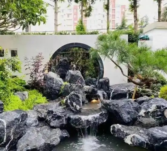 湖北地区的黑山石,在小区堆砌一个小型的黑山石假山流水鱼池,庭院用小