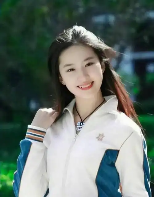 照片中,刘亦菲身穿运动服,笑容甜美,气质清新脱俗,让人一见倾心.