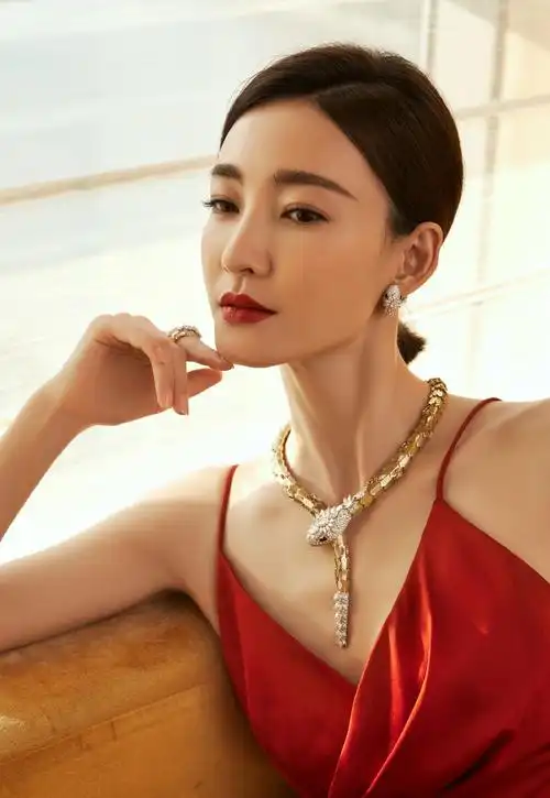 王丽坤吊带红裙性感写真图片56