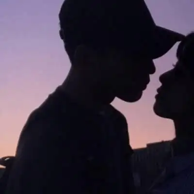 情侣双人两张甜蜜接吻头像