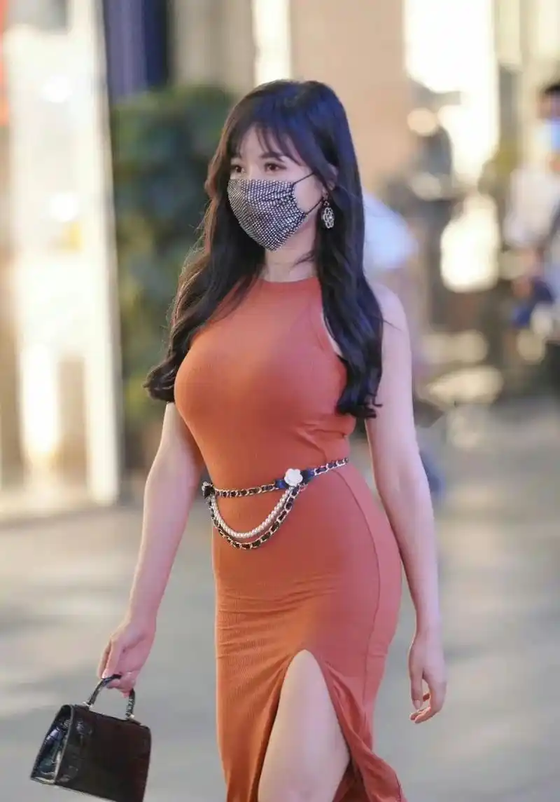 街拍圆润丰满身材的美女