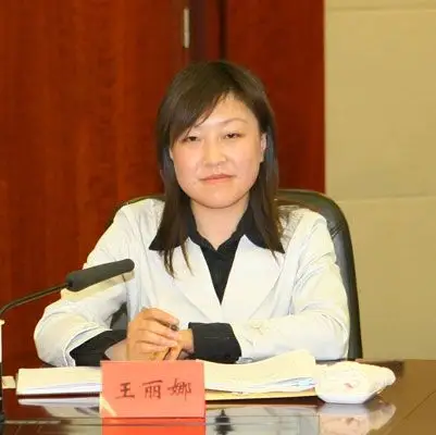 王丽娜在到村任职高校毕业生代表座谈会上.