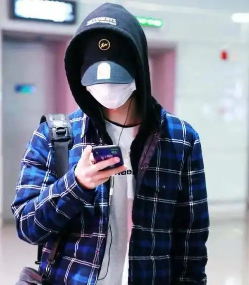 王一博的另类时尚嘻哈风帽子叠戴怼粉丝你们不懂时尚