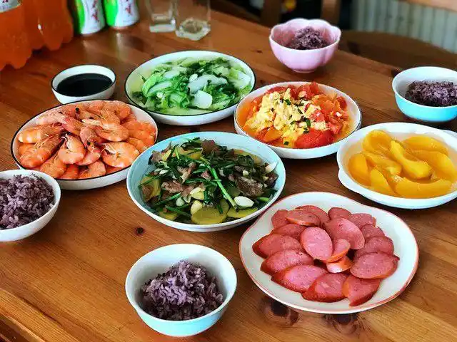 家里3个孩子吃饭不凑合做一桌家常菜朋友担心儿子接不走