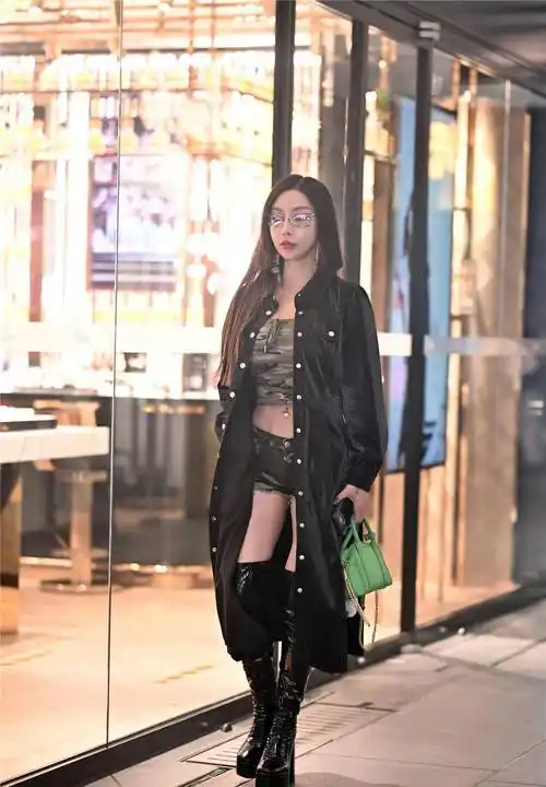 秋冬季节的过膝长靴,保暖又非常时尚的搭配,还很好衬托身材_美女_黑色