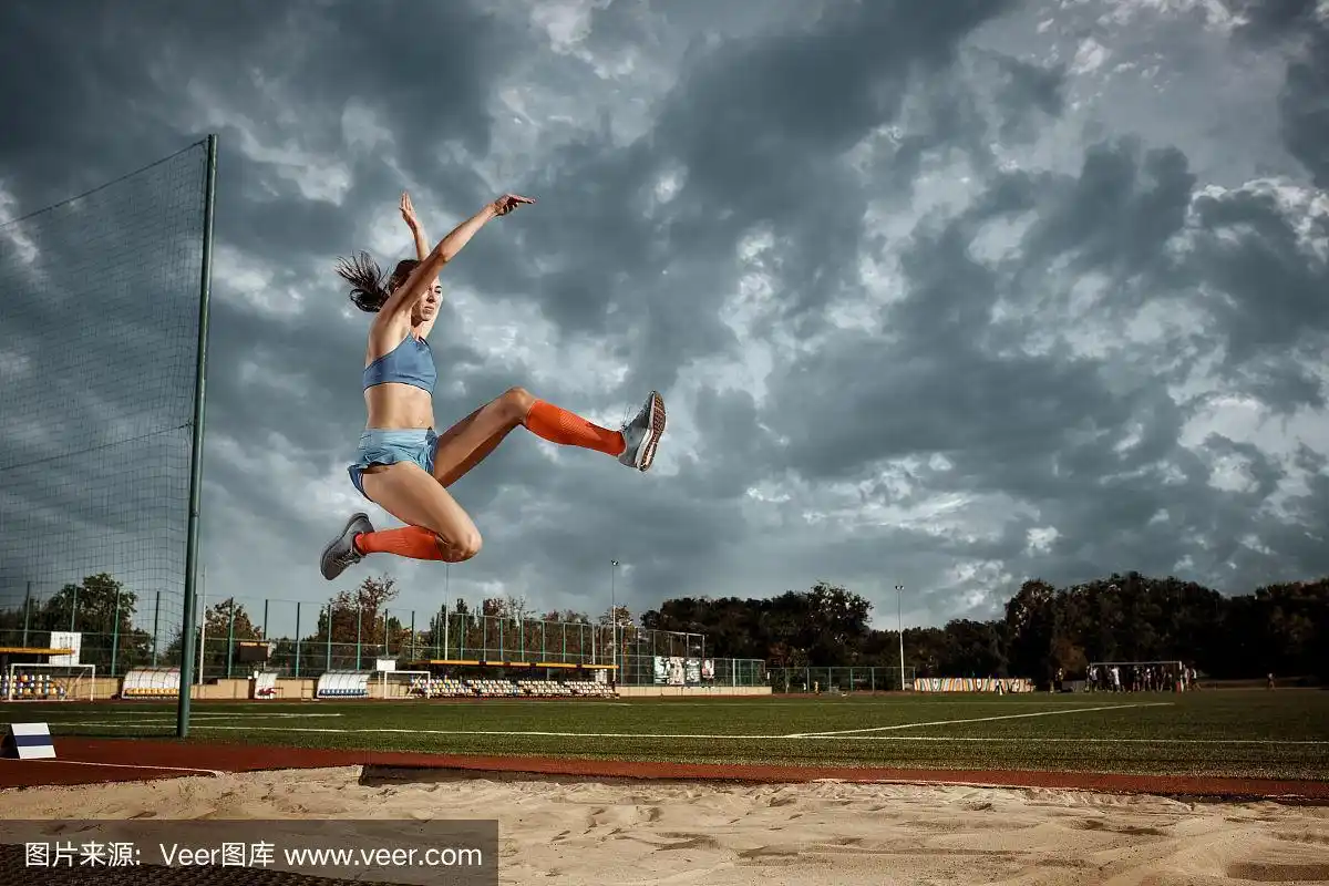 在比赛中进行跳远的女运动员