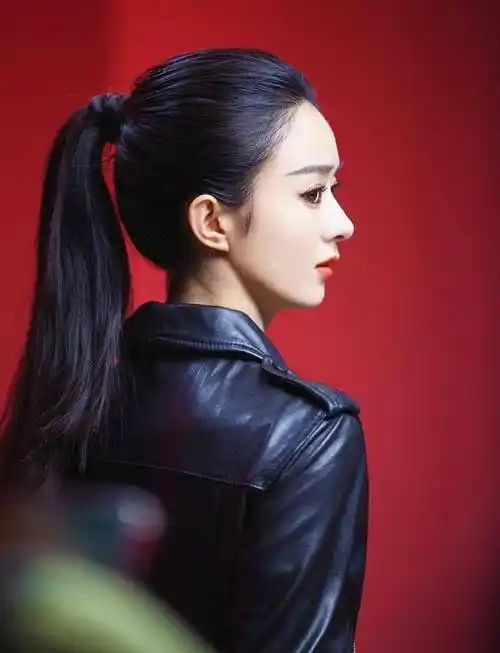 看着绑着高马尾的赵丽颖,这发际线也同样是令人羡慕啊!