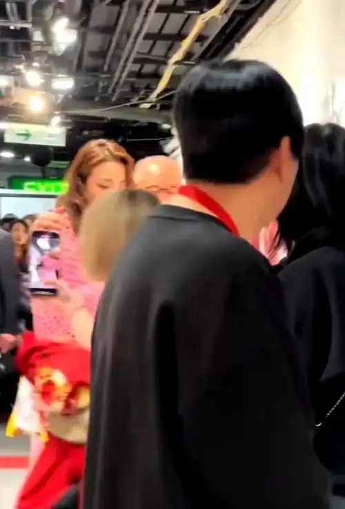 杨受成容祖儿合影暧昧老婆旁观