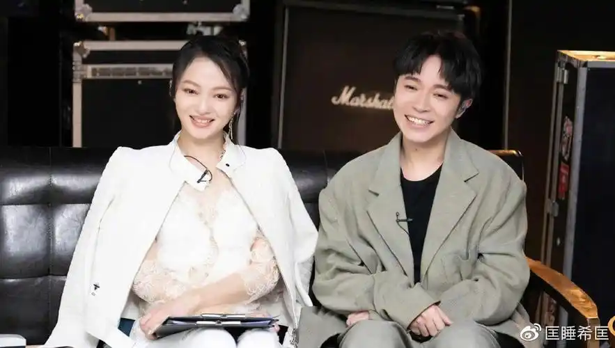 158cm张韶涵气场真强短背心搭夹克干练时髦吴青峰秒变小迷弟