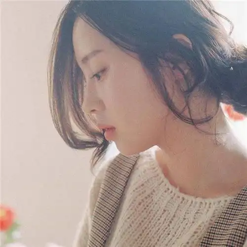 长发侧脸气质女神范女生头像 咽下眼泪继续微笑