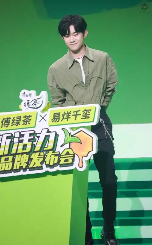 易烊千玺越来越有男人味,军绿色衬衫叠穿t恤,帅气十足