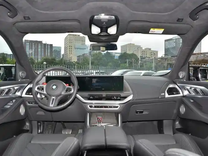 宝马xm的内饰设计充满豪华感,采用了高品质的真皮材质,方向盘位置可