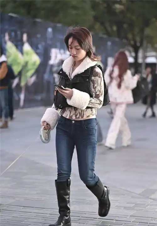 长靴搭配牛仔裤,秋冬季节穿搭注意保暖,也要有点个性呈现_黑色_靴子