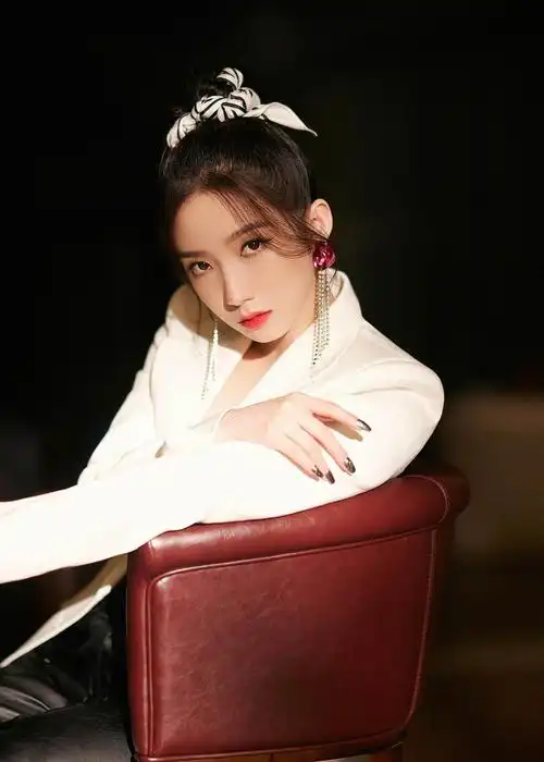 410孟美岐白色西装夹克内搭波点抹胸廓形皮裤增添雕塑质感构建干练