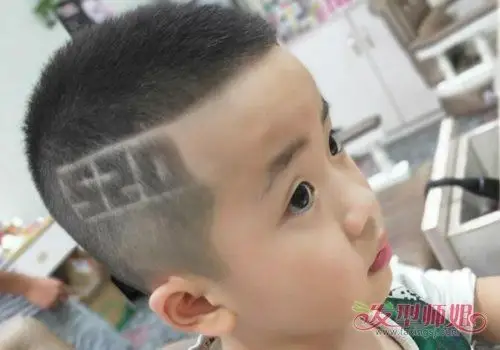 发型设计 儿童发型 >> 小男孩梳平头清爽又帅气 2019男童刻痕平头短发