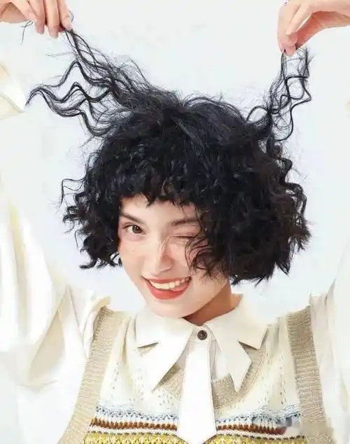 换发型首选这款气质爆棚的短发羊毛卷,发型搭配起来,真的是太美了.