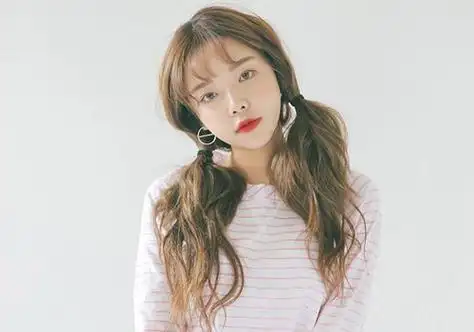 女生空气刘海双扎马尾辫发型