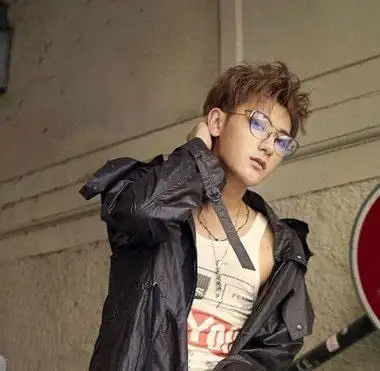 发尾有碎碎的曲线,黄子韬偏分烫短发的发型,将发际线的头发从发根缓缓