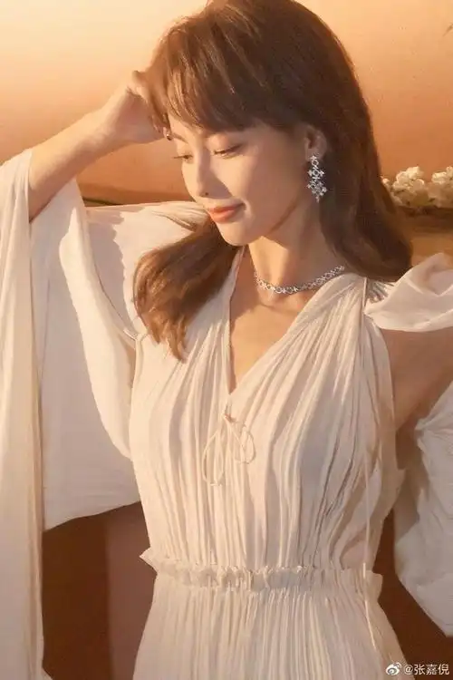 张嘉倪穿一袭白裙超温柔低头浅笑恬静美好