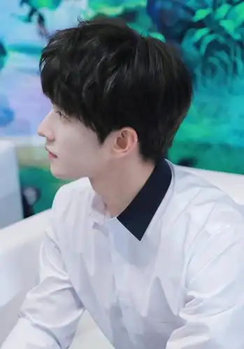 下次不要再看个侧脸看个背影就按头是杨洋了吧,很多人真的是不知道