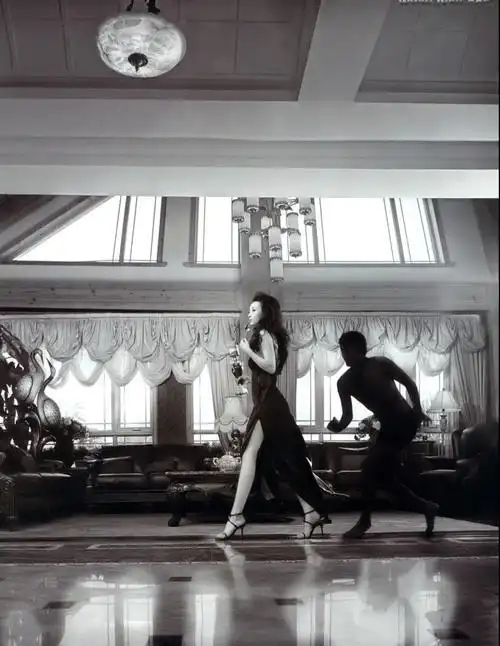 蒋勤勤《男人装》性感写真 劈腿秀裙底春光(组图)