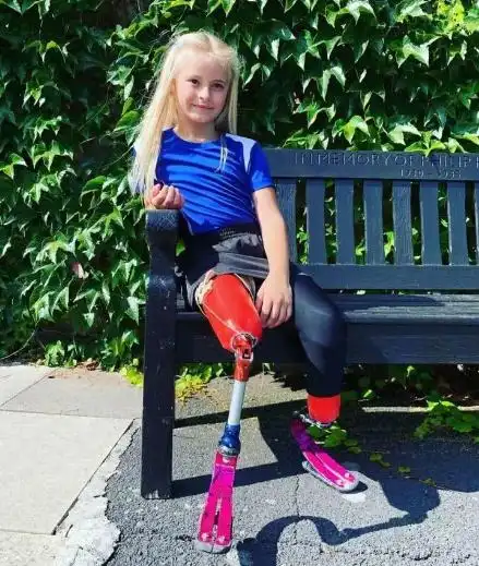 到美国纽约时装周走秀,成为第一位在纽约时装周上走秀的双腿截肢儿童