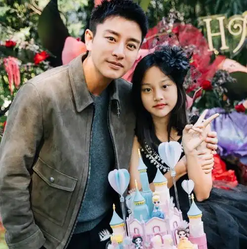 甜馨11岁生日,贾乃亮李小璐挨着吃饭,不交流,女方42岁状态好