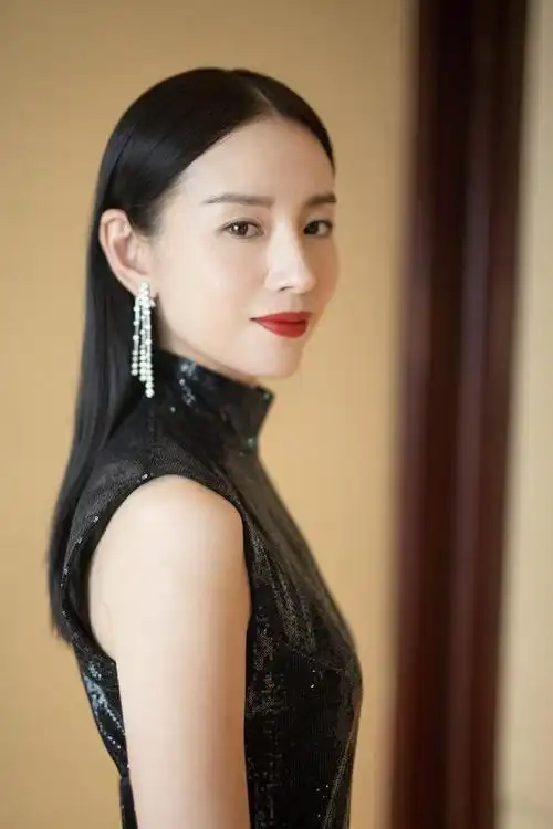 董洁终于高冷黑色亮面连衣裙配中分黑长直发型红唇好迷人