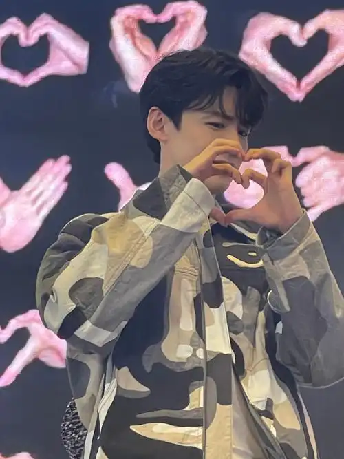 白敬亭回应放不开#来看小白比心00@白敬亭一边比一边嫌弃(大胆费栽