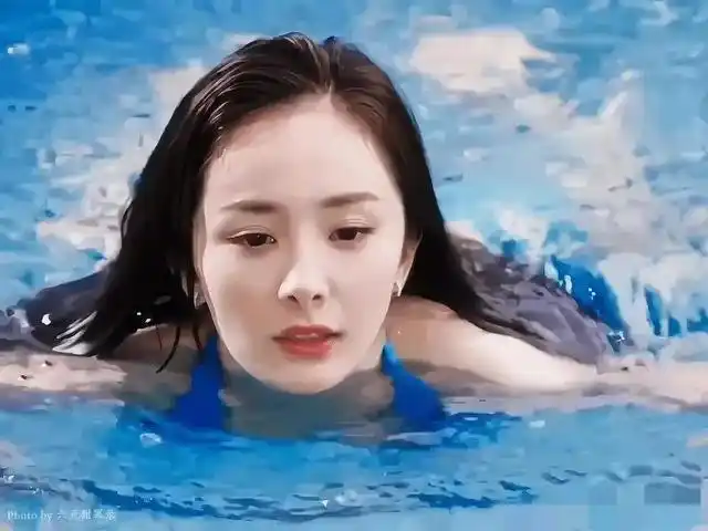 杨幂当年"火出圈"的泳装照曝光,性感又妩媚,女人味爆棚
