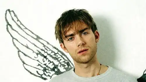 albarn以及他的搭档jamie hewlett分别担任该剧的作曲和视觉设计