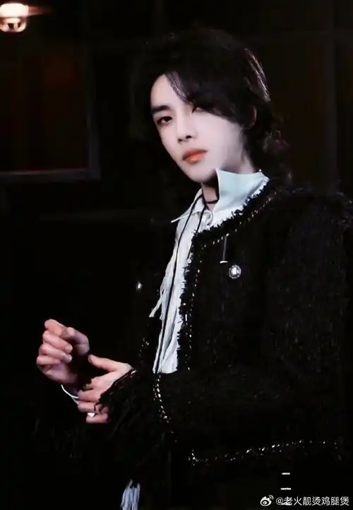 黑真发yyds飒飒留长发的样子,是我们飒妻妈最爱的样子#华晨宇王牌对