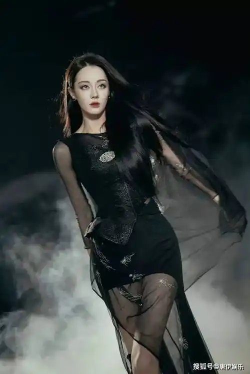 迪丽热巴暗黑风惊艳亮相,黑纱礼服展妙曼身姿,暗夜中绽放神秘魅力!