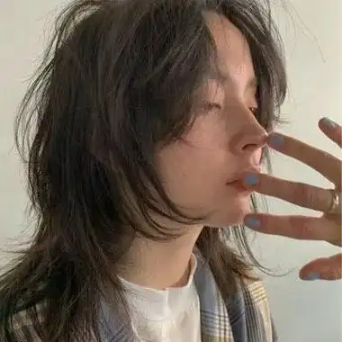 侧脸低头很好看的女生高清