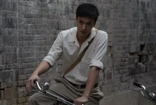 周一围 新浪娱乐讯 根据中篇小说《华沙的盛宴》改编的电视剧《空巷子