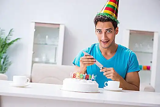 男青年,庆贺,生日,一个,在家