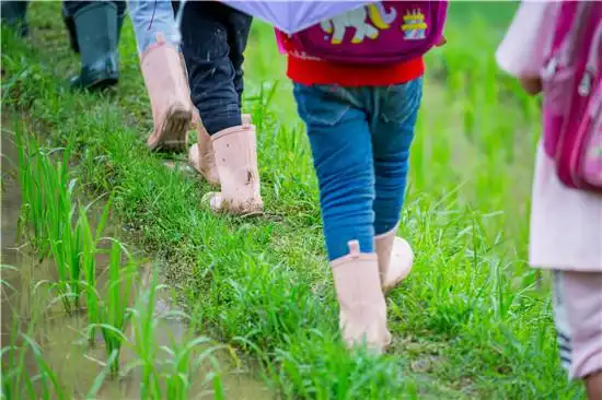 此次收到这份特殊的礼物,除了解决了学生们雨季上学的安